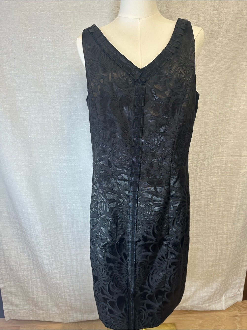 Carmen Marc Valvo Coquette, Luxurious Black V-Neck Lace-Effect Midi Sheath Dress